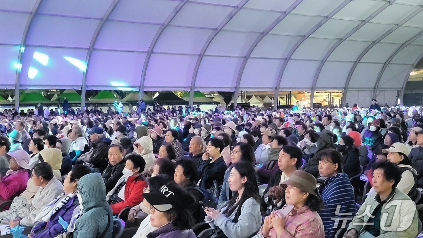 본문 이미지 - 강원 정선과 전국을 넘어 세계에 알려진 '정선아리랑'의 축제 '제51회 정선아리랑제'가 1일 정선읍 일원에서 성황리에 개막했다. 4일까지 열리는 이 축제는 정선공설운동장과 아리랑센터, 아리샘터, 아라리공원 등에서 펼쳐진다. 2026.10.1/뉴스1 신관호 기자