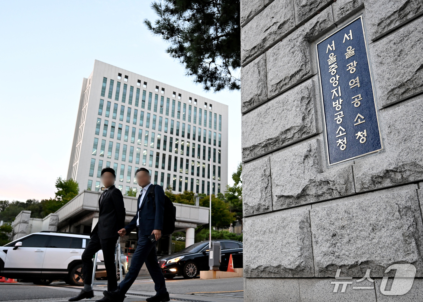 (서울=뉴스1) 최지환 기자 = 검찰청 폐지와 공소청·중대범죄수사청 출범을 하루 앞둔 1일 오후 서울 서초구 서울고등검찰청·서울중앙지방검찰청 청사에서 현판 교체 작업이 완료된 가운 …