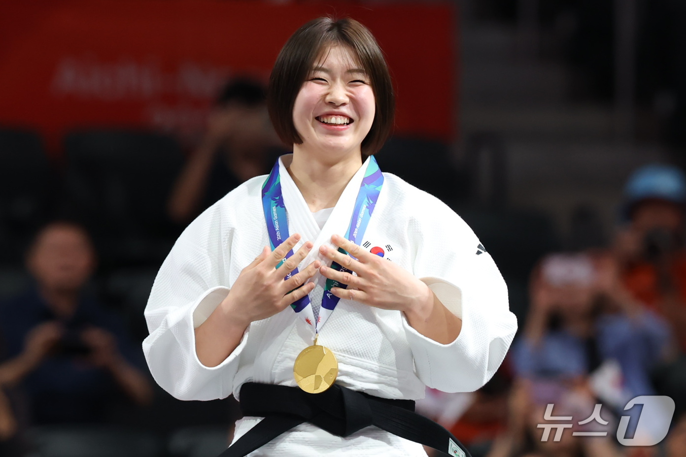 (나고야=뉴스1) 김민지 기자 = 대한민국 허미미가 1일 일본 아이치 인터내셔널 아레나에서 열린 2026 아이치·나고야 아시안게임 유도 여자 57kg급 결승 시상식에서 금메달을 들 …