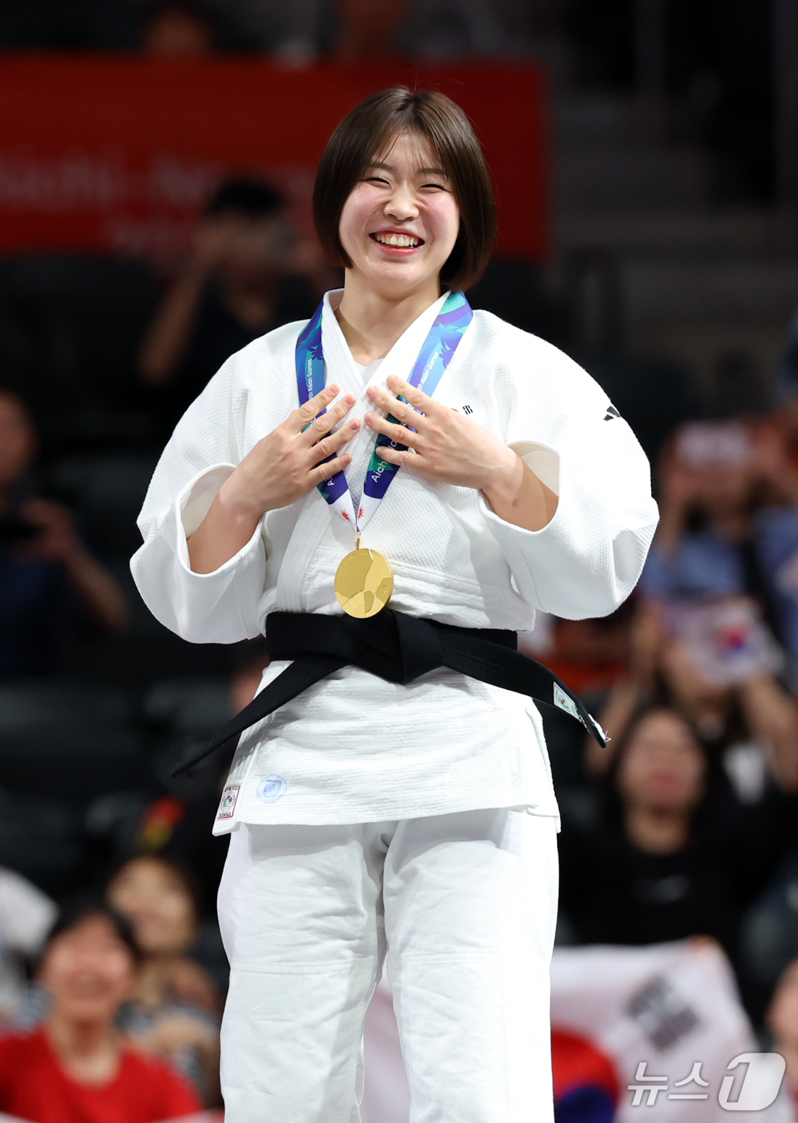 (나고야=뉴스1) 김민지 기자 = 대한민국 허미미가 1일 일본 아이치 인터내셔널 아레나에서 열린 2026 아이치·나고야 아시안게임 유도 여자 57kg급 결승 시상식에서 금메달을 목 …