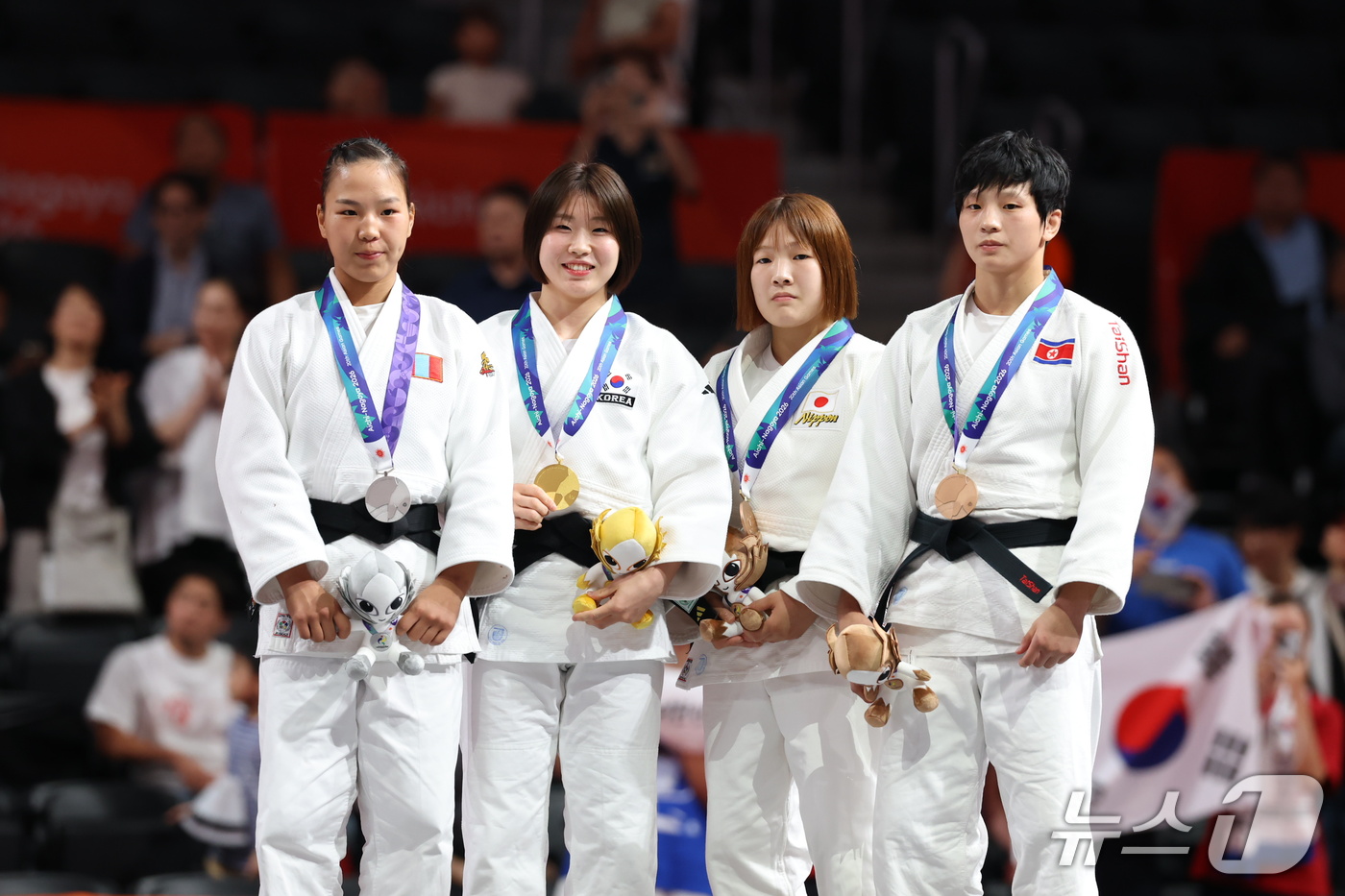 (나고야=뉴스1) 김민지 기자 = 대한민국 허미미가 1일 일본 아이치 인터내셔널 아레나에서 열린 2026 아이치·나고야 아시안게임 유도 여자 57kg급 결승 시상식에서 금메달을 들 …