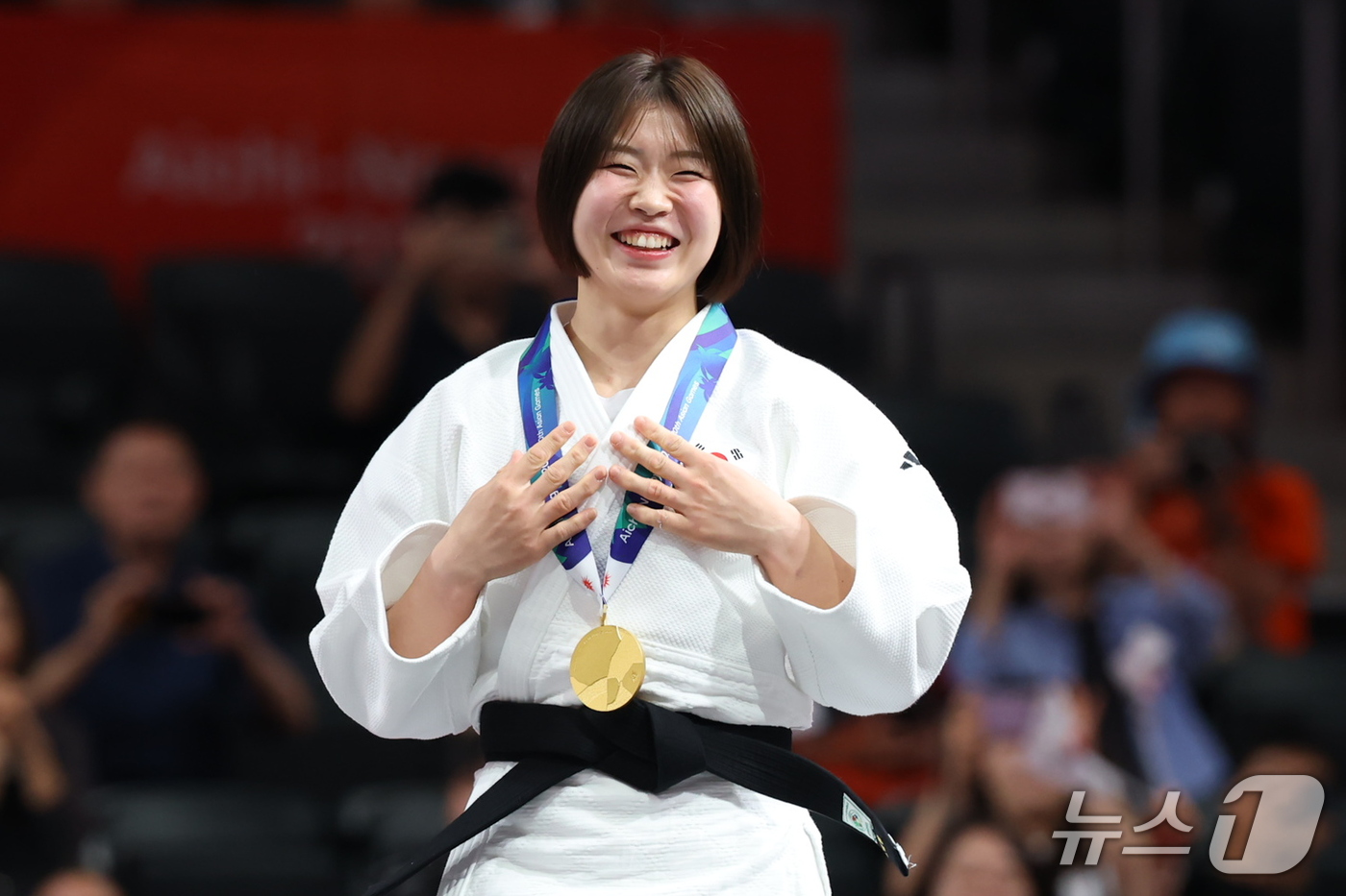(나고야=뉴스1) 김민지 기자 = 대한민국 허미미가 1일 일본 아이치 인터내셔널 아레나에서 열린 2026 아이치·나고야 아시안게임 유도 여자 57kg급 결승 시상식에서 금메달을 들 …