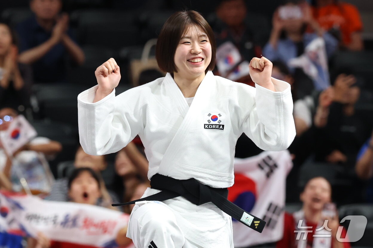 본문 이미지 - 대한민국 허미미가 1일 일본 아이치 인터내셔널 아레나에서 열린 2026 아이치·나고야 아시안게임 유도 여자 57kg급 결승 시상식에서 환하게 미소 지으며 시상대에 오르고 있다. 2026.10.1 ⓒ 뉴스1 김민지 기자