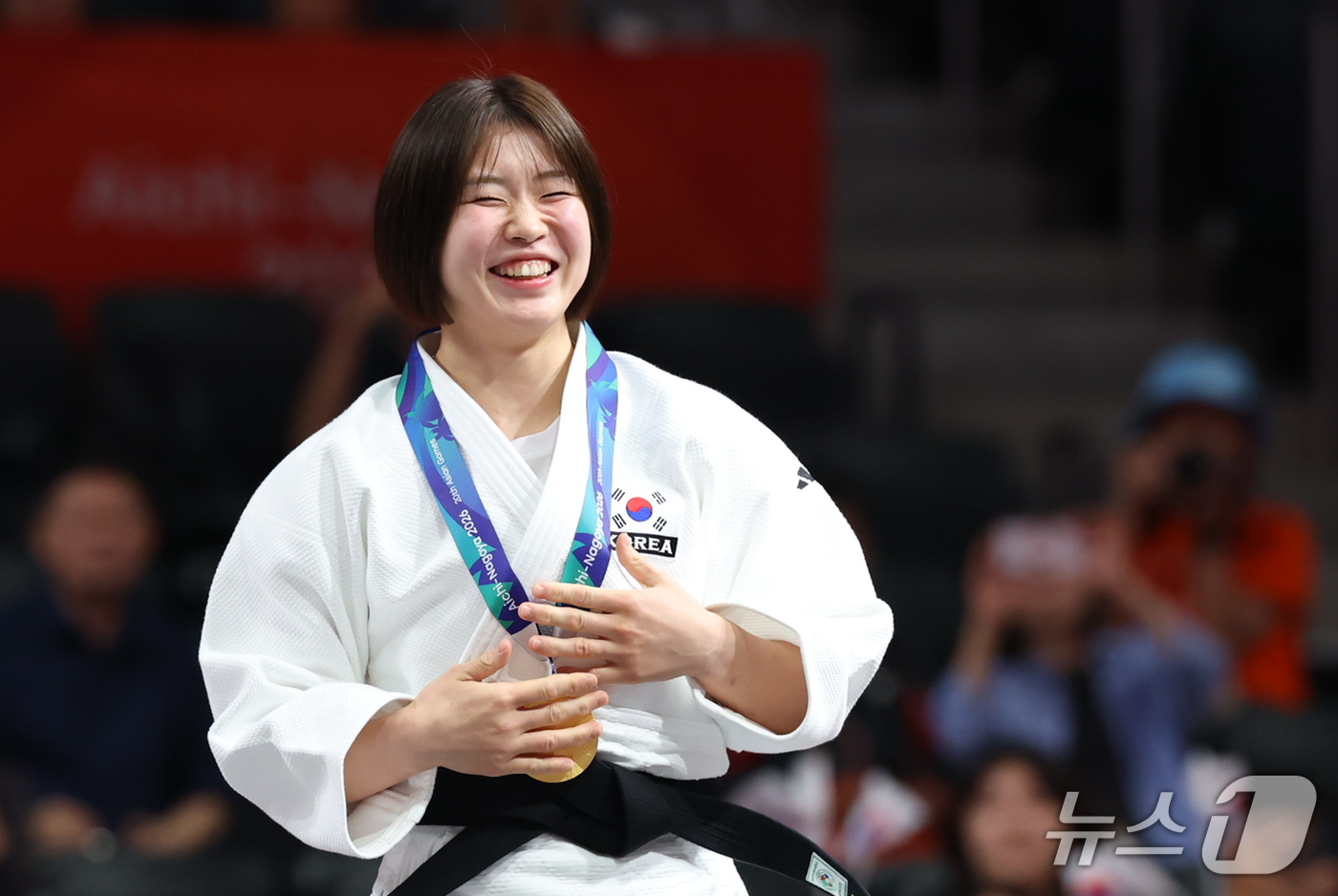 (나고야=뉴스1) 김민지 기자 = 대한민국 허미미가 1일 일본 아이치 인터내셔널 아레나에서 열린 2026 아이치·나고야 아시안게임 유도 여자 57kg급 결승 시상식에서 금메달을 들 …