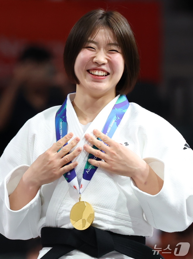 (나고야=뉴스1) 김민지 기자 = 대한민국 허미미가 1일 일본 아이치 인터내셔널 아레나에서 열린 2026 아이치·나고야 아시안게임 유도 여자 57kg급 결승 시상식에서 금메달을 들 …