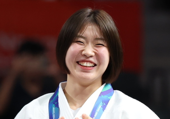 허미미, 금메달 목에 걸고 환한 미소