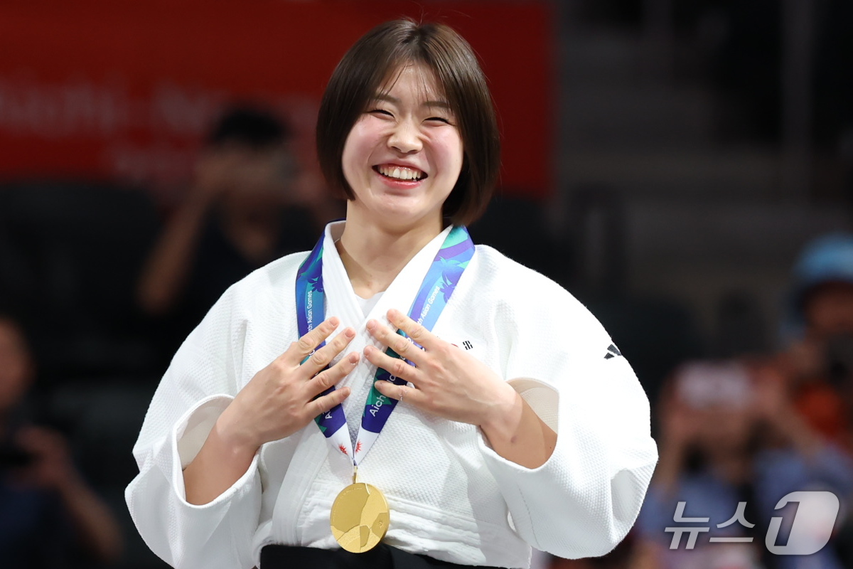 (나고야=뉴스1) 김민지 기자 = 대한민국 허미미가 1일 일본 아이치 인터내셔널 아레나에서 열린 2026 아이치·나고야 아시안게임 유도 여자 57kg급 결승 시상식에서 금메달을 들 …