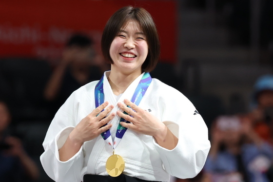 허미미, 금메달 목에 걸고 환한 미소
