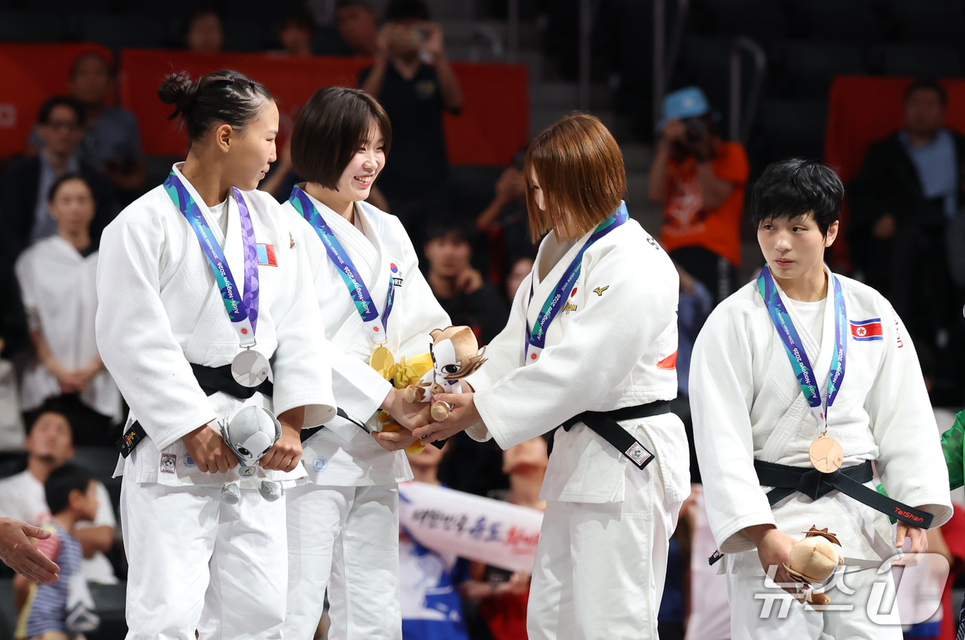 (나고야=뉴스1) 김민지 기자 = 유도 금메달리스트 대한민국 허미미가 1일 일본 아이치 인터내셔널 아레나에서 열린 2026 아이치·나고야 아시안게임 유도 여자 57kg급 결승 시상 …
