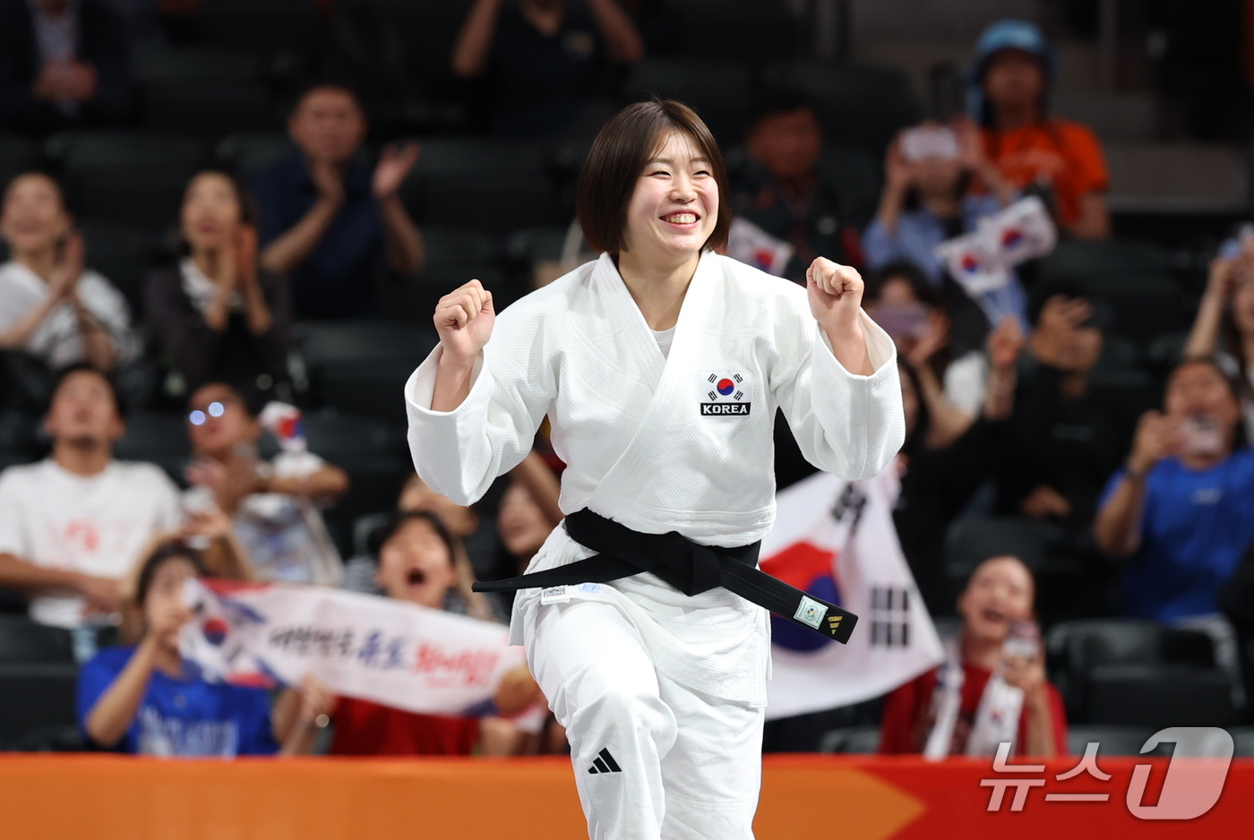 (나고야=뉴스1) 김민지 기자 = 유도 금메달리스트 대한민국 허미미가 1일 일본 아이치 인터내셔널 아레나에서 열린 2026 아이치·나고야 아시안게임 유도 여자 57kg급 결승 시상 …