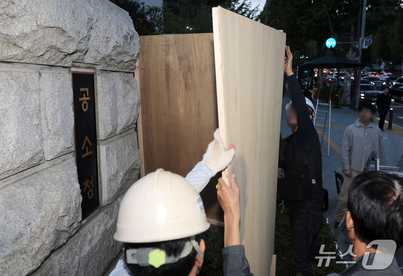 (서울=뉴스1) 최지환 기자 = 공소청 출범을 앞둔 1일 관계자들이 서울 서초구 대검찰청 정문 현판을 공소청 현판으로 교체하는 작업을 마무리 하고 있다. (공동취재) 2026.10 …