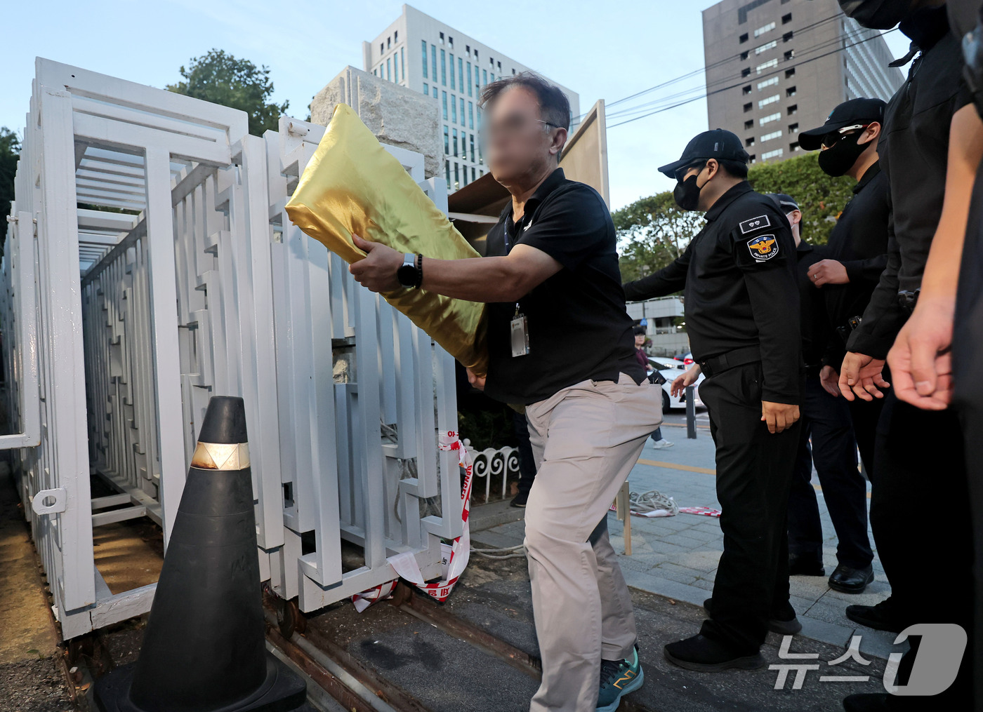 (서울=뉴스1) 최지환 기자 = 공소청 출범을 앞둔 1일 관계자들이 서울 서초구 대검찰청 정문 현판을 공소청 현판으로 교체 후 대검 현판을 옮기고 있다. (공동취재) 2026.10 …