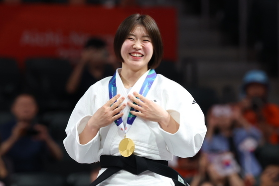 허미미, 금메달 걸고 함박 웃음