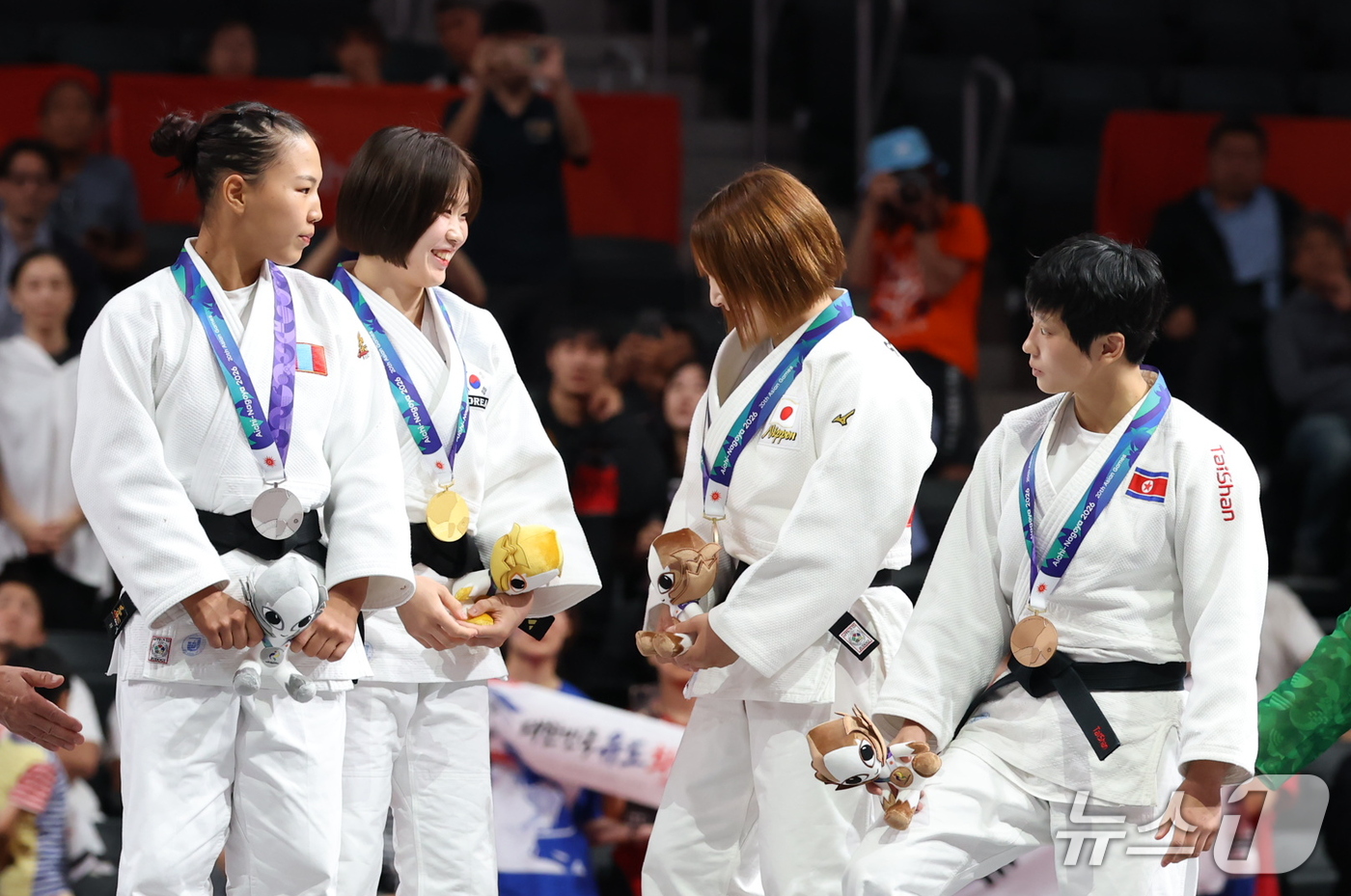 (나고야=뉴스1) 김민지 기자 = 유도 금메달리스트 대한민국 허미미가 1일 일본 아이치 인터내셔널 아레나에서 열린 2026 아이치·나고야 아시안게임 유도 여자 57kg급 결승 시상 …