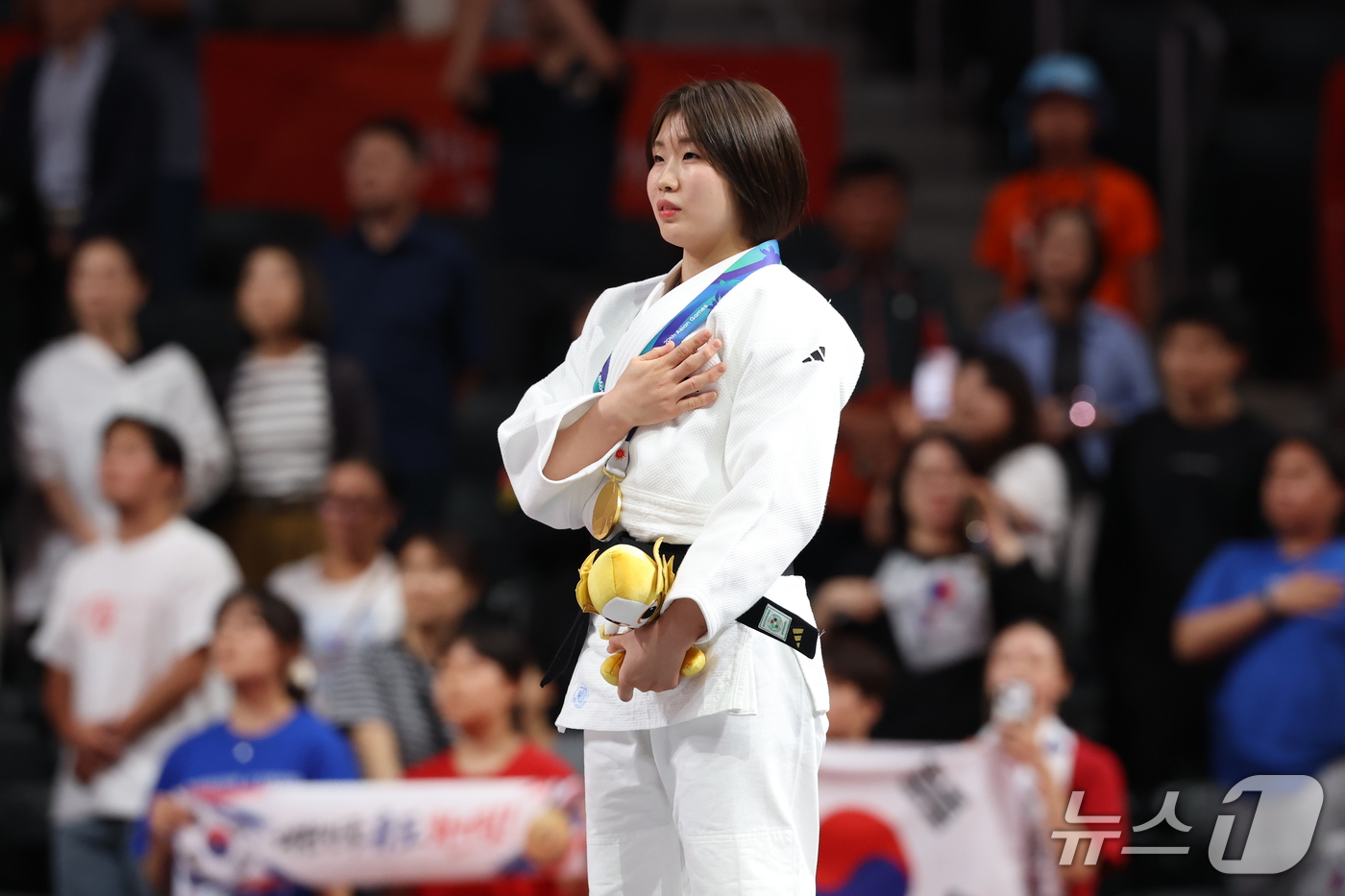 (나고야=뉴스1) 김민지 기자 = 대한민국 허미미가 1일 일본 아이치 인터내셔널 아레나에서 열린 2026 아이치·나고야 아시안게임 유도 여자 57kg급 결승 시상식에서 금메달을 목 …