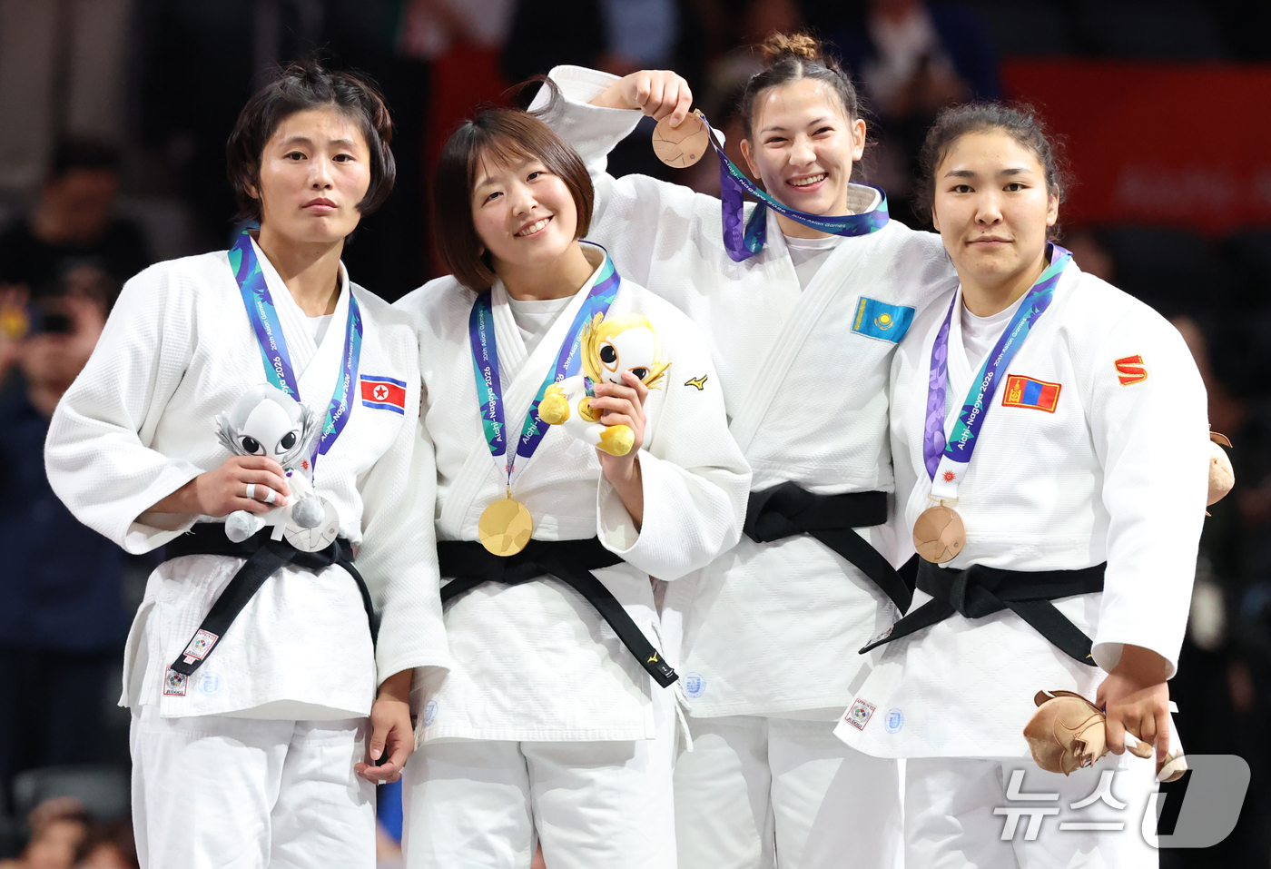 (나고야=뉴스1) 김민지 기자 = 북한 유도 은메달리스트인 김혜미(왼쪽)가 1일 일본 아이치 인터내셔널 아레나에서 열린 2026아이치·나고야 아시안게임 여자 70kg급 결승 시상식 …