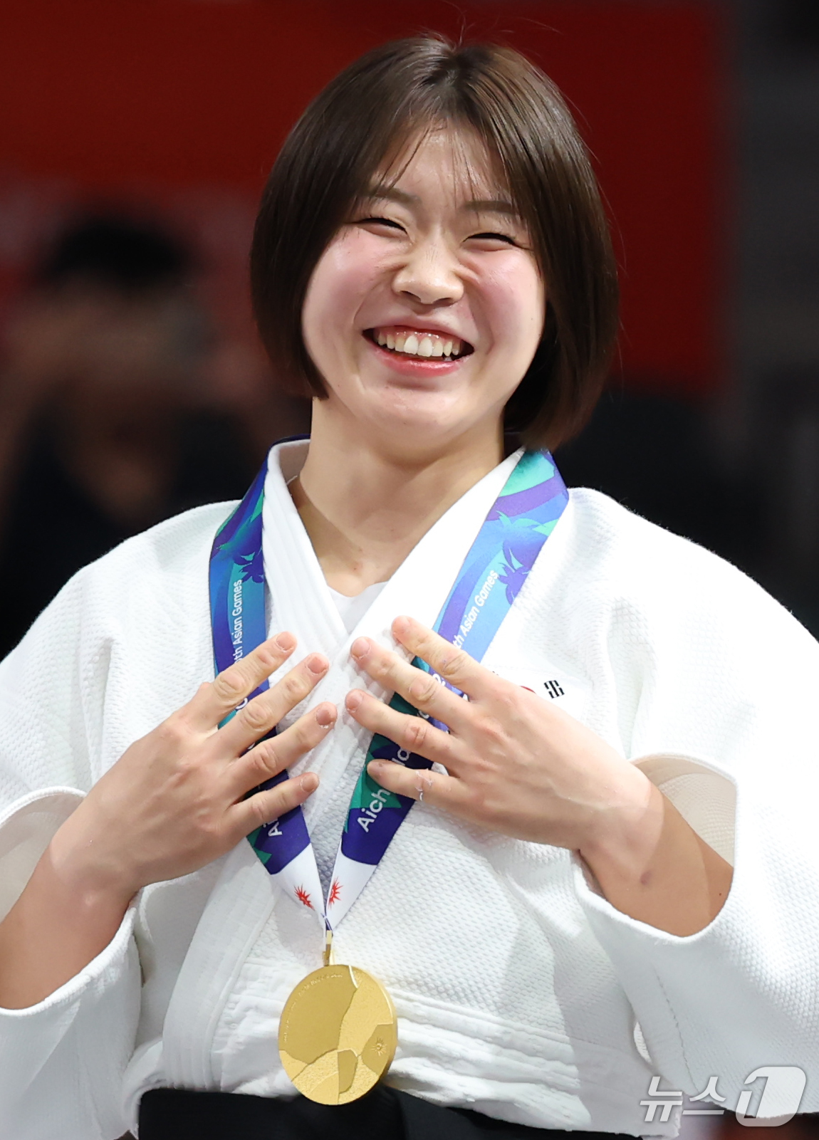 (나고야=뉴스1) 김민지 기자 = 대한민국 허미미가 1일 일본 아이치 인터내셔널 아레나에서 열린 2026 아이치·나고야 아시안게임 유도 여자 57kg급 결승 시상식에서 금메달을 목 …