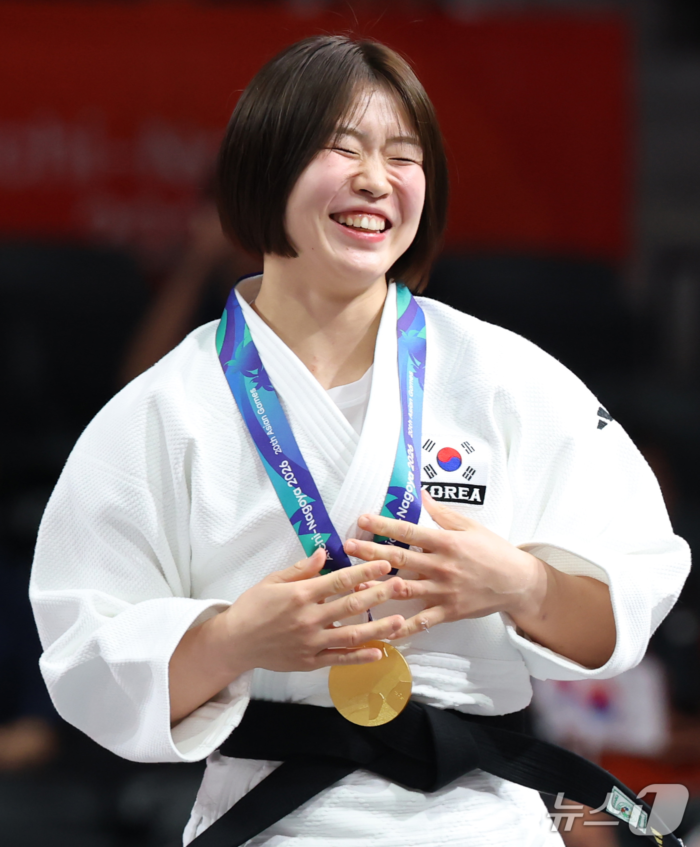 (나고야=뉴스1) 김민지 기자 = 대한민국 허미미가 1일 일본 아이치 인터내셔널 아레나에서 열린 2026 아이치·나고야 아시안게임 유도 여자 57kg급 결승 시상식에서 금메달을 목 …