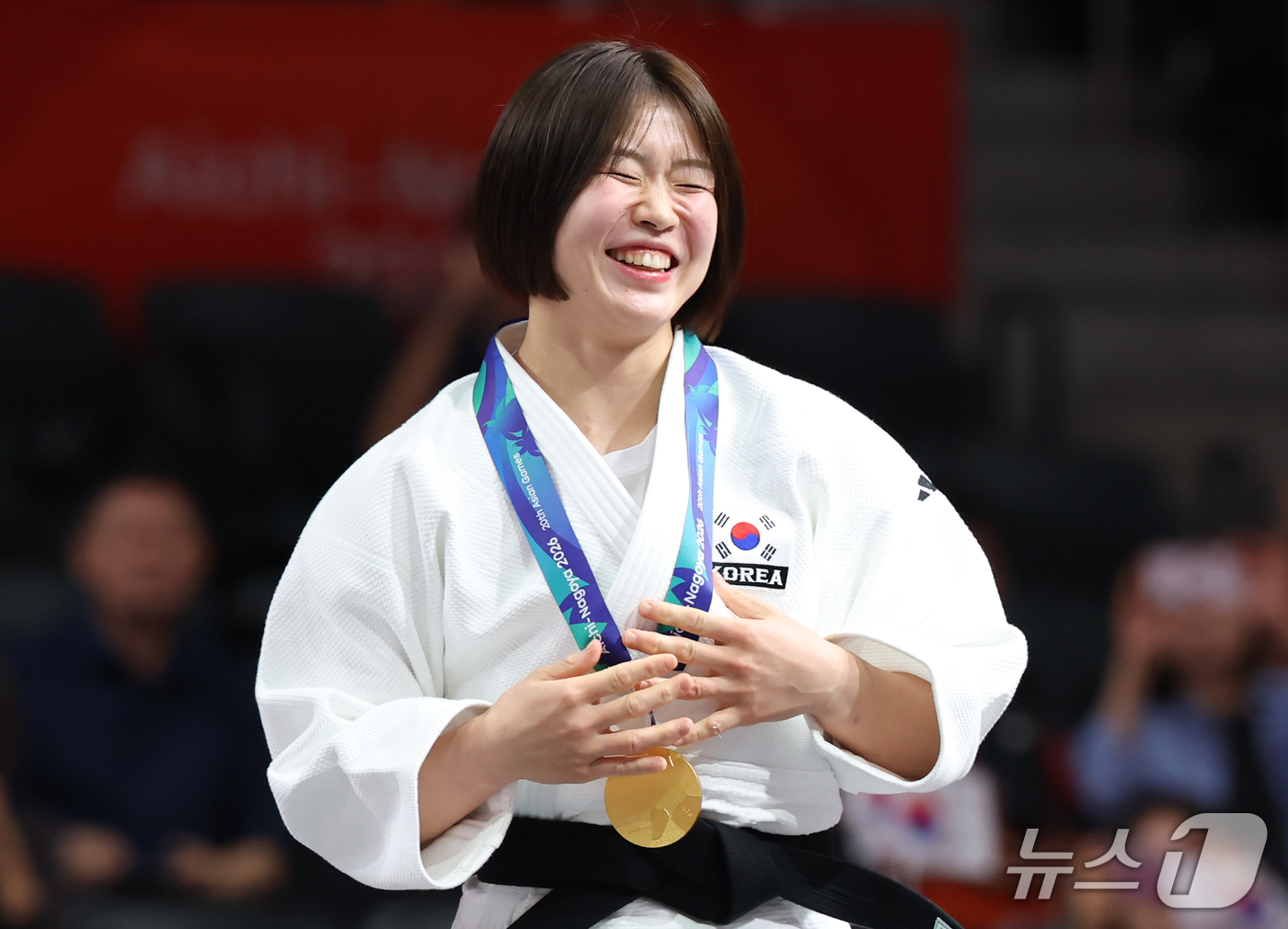 (나고야=뉴스1) 김민지 기자 = 대한민국 허미미가 1일 일본 아이치 인터내셔널 아레나에서 열린 2026 아이치·나고야 아시안게임 유도 여자 57kg급 결승 시상식에서 금메달을 목 …