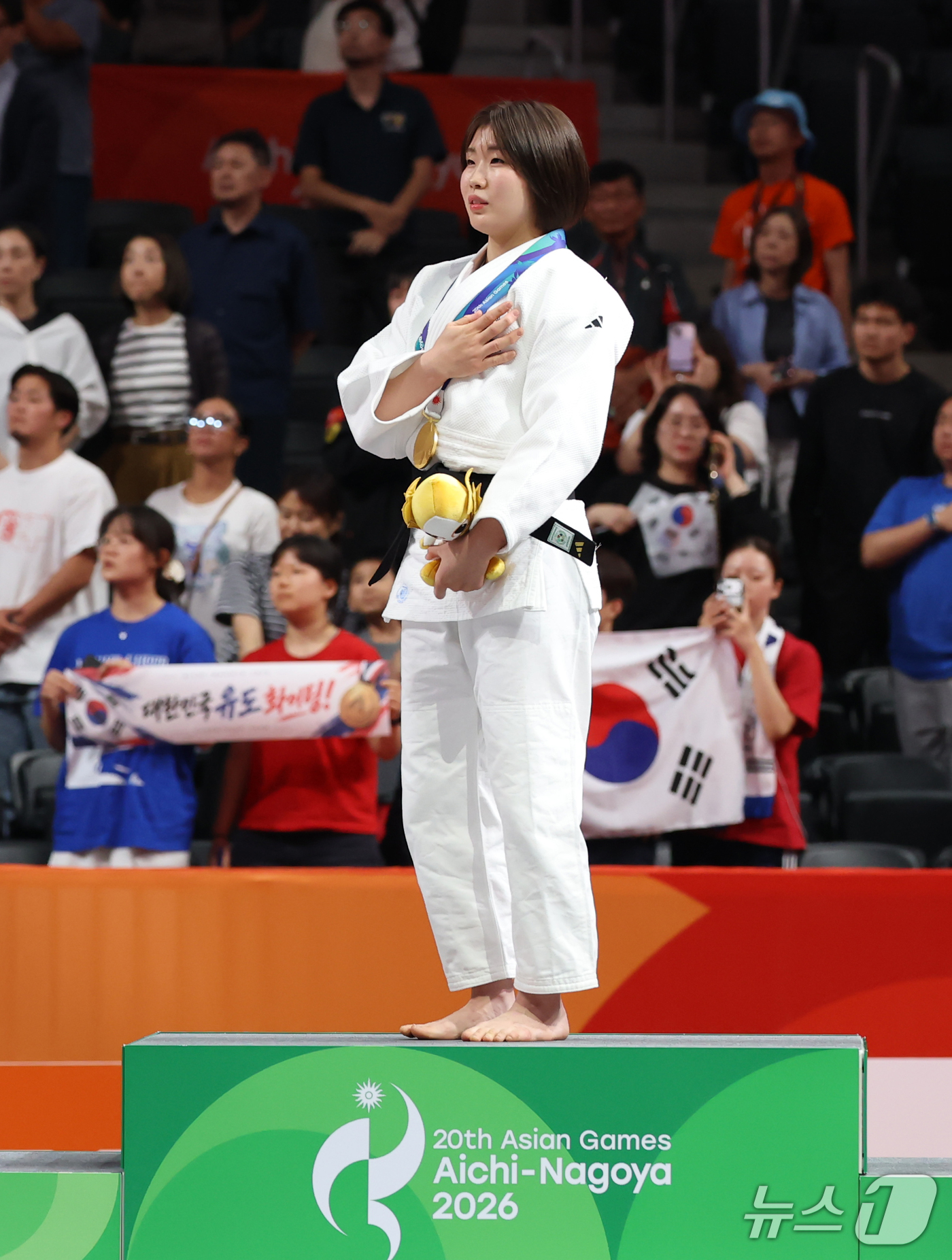 (나고야=뉴스1) 김민지 기자 = 대한민국 허미미가 1일 일본 아이치 인터내셔널 아레나에서 열린 2026 아이치·나고야 아시안게임 유도 여자 57kg급 결승 시상식에서 금메달을 목 …