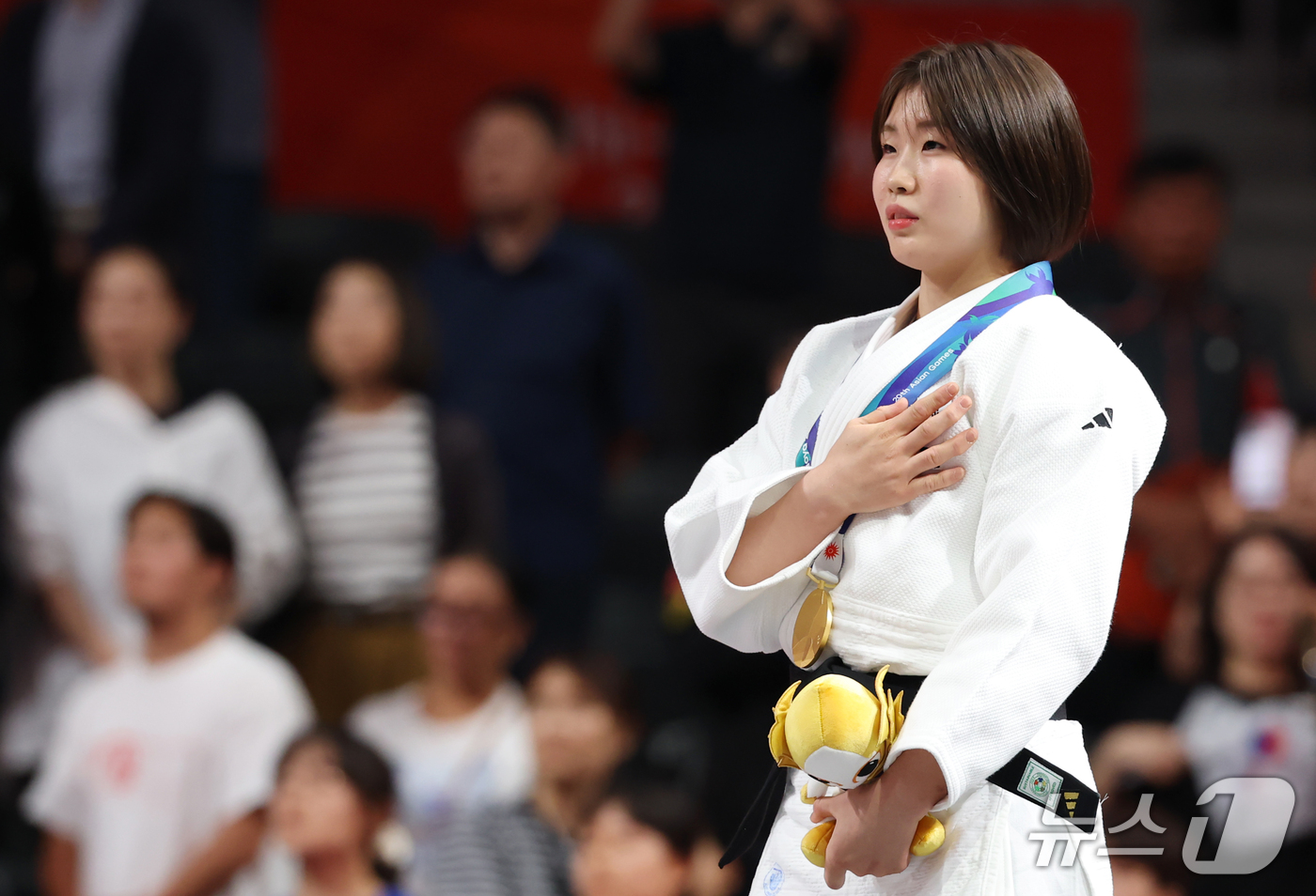 (나고야=뉴스1) 김민지 기자 = 대한민국 허미미가 1일 일본 아이치 인터내셔널 아레나에서 열린 2026 아이치·나고야 아시안게임 유도 여자 57kg급 결승 시상식에서 금메달을 목 …