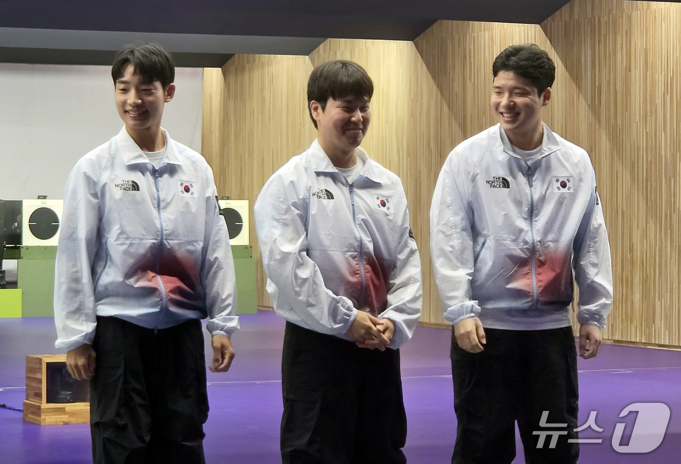 (서울=뉴스1) 김진환 기자 = 1일 일본 아이치현 종합사격장에서 열린 2026 아이치·나고야 아시안게임 사격 남자 25ｍ 속사권총 단체전에서 금메달을 차지한 대한민국 송종호(왼쪽 …