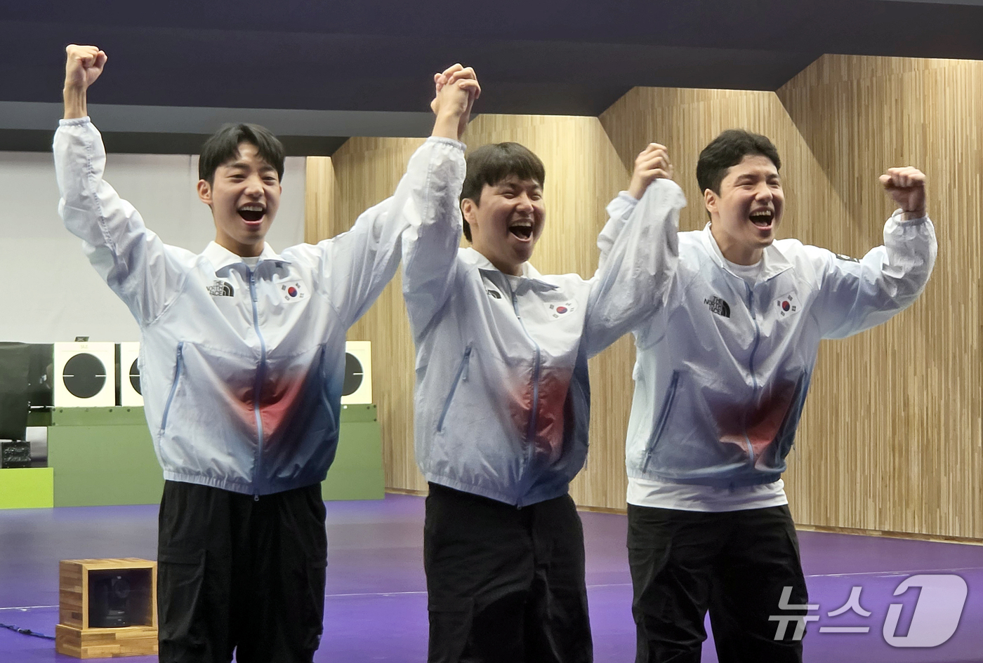 (서울=뉴스1) 김진환 기자 = 1일 일본 아이치현 종합사격장에서 열린 2026 아이치·나고야 아시안게임 사격 남자 25ｍ 속사권총 단체전에서 금메달을 차지한 대한민국 송종호(왼쪽 …
