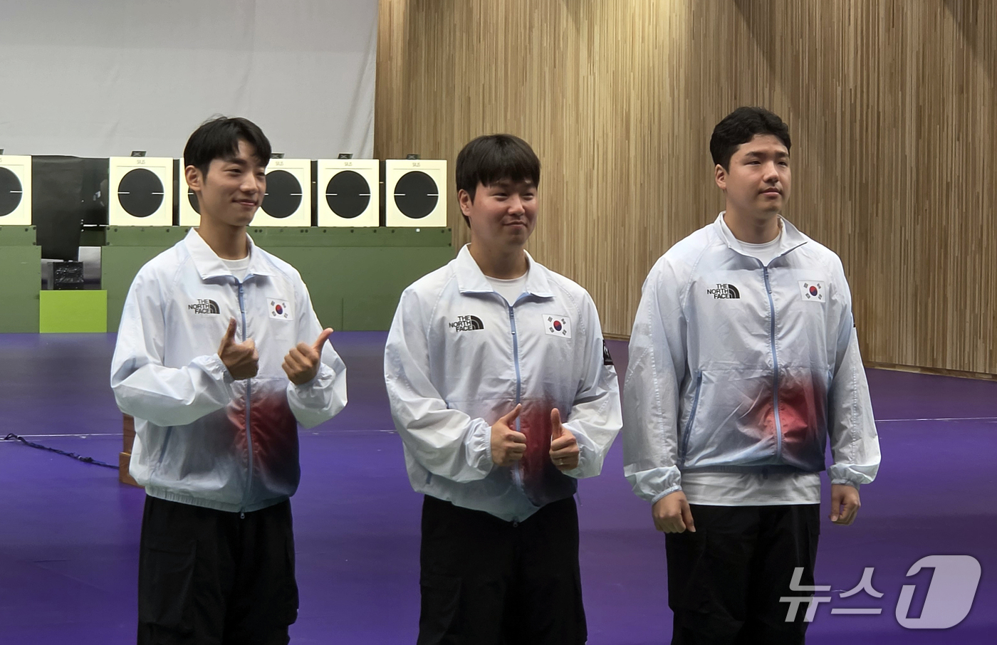 (서울=뉴스1) 김진환 기자 = 1일 일본 아이치현 종합사격장에서 열린 2026 아이치·나고야 아시안게임 사격 남자 25ｍ 속사권총 단체전에서 금메달을 차지한 대한민국 송종호(왼쪽 …