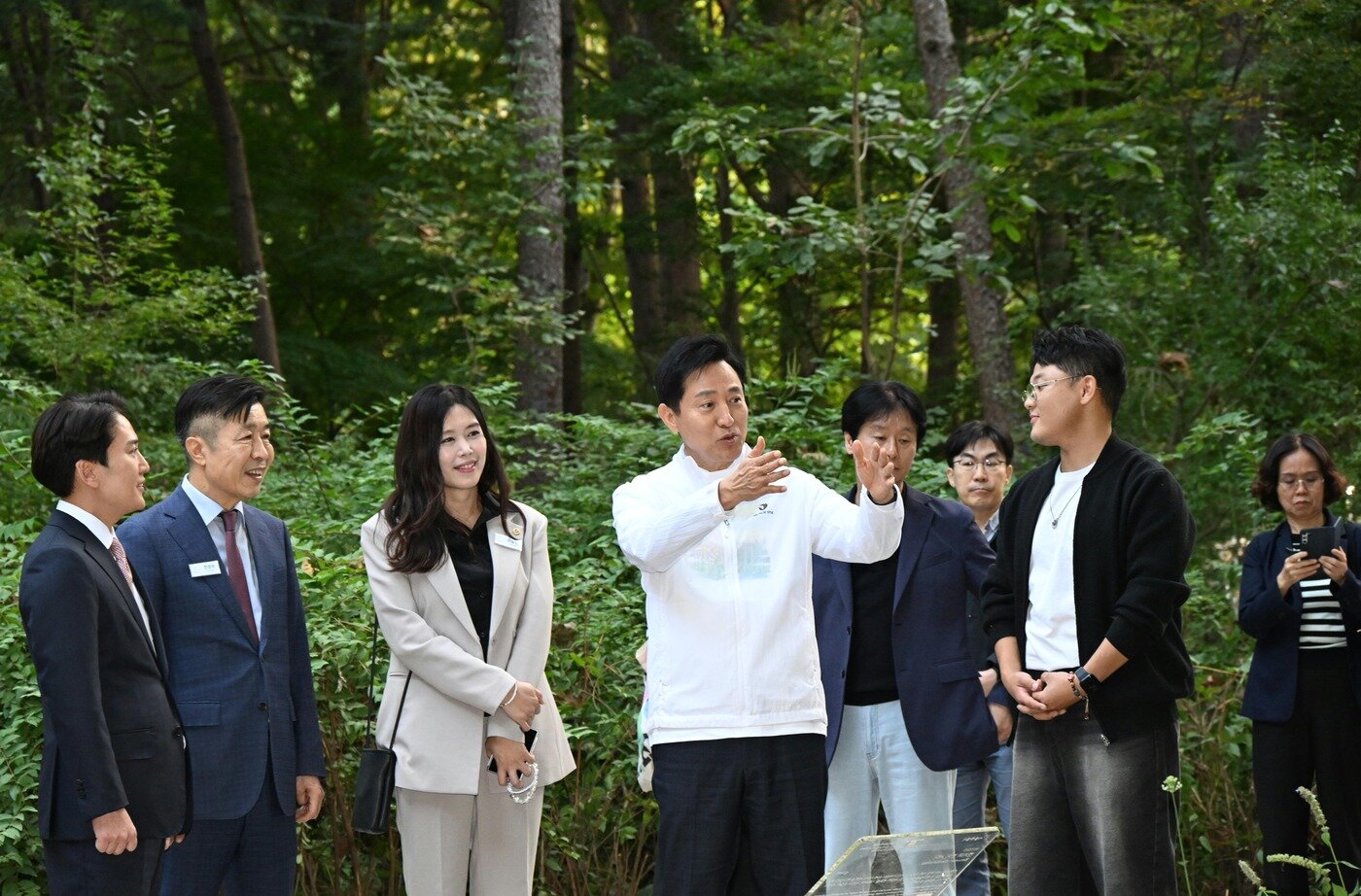 본문 이미지 - 오세훈 서울시장이 1일 오후, 매헌시민의숲 숲속무대에서 열린 '2026 매헌시민의숲 서울국제정원박람회 개막식'에 참석해 새롭게 조성된 정원을 둘러보고 있다.