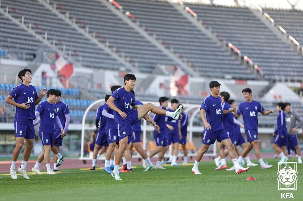 (서울=뉴스1) 김진환 기자 = 대한민국 축구 국가대표팀 선수들이 베네수엘라의 평가전을 하루 앞둔 1일 울산종합운동장에서 훈련을 하고 있다. (대한축구협회 제공, 재판매 및 DB …