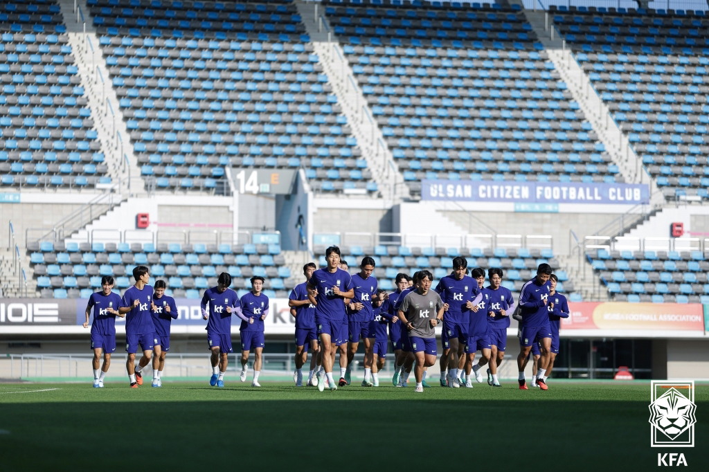 (서울=뉴스1) 김진환 기자 = 대한민국 축구 국가대표팀 선수들이 베네수엘라의 평가전을 하루 앞둔 1일 울산종합운동장에서 훈련을 하고 있다. (대한축구협회 제공, 재판매 및 DB …