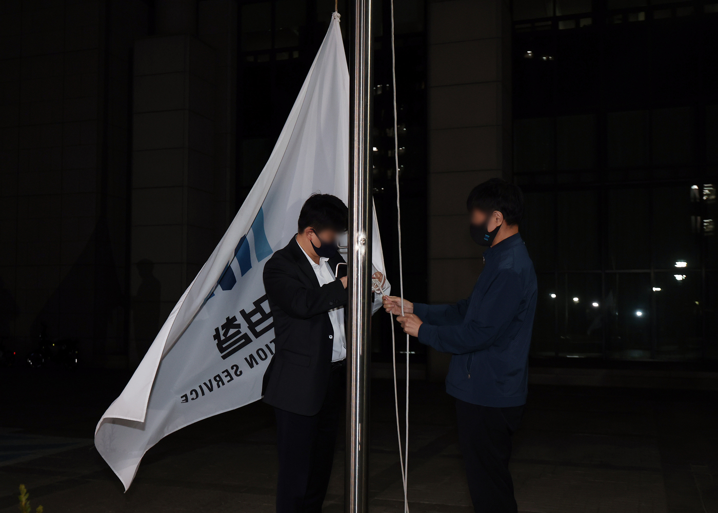 (서울=뉴스1) 김진환 기자 = 공소청 출범을 하루 앞둔 1일 서울 서초구 대검찰청에서 관계자들이 검찰 깃발을 내리고 있다. 2026.10.1/뉴스1