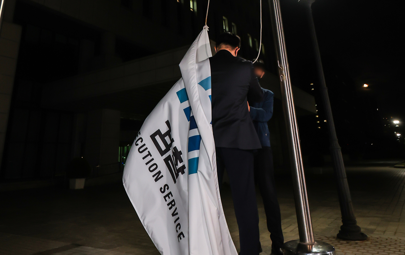 (서울=뉴스1) 김진환 기자 = 공소청 출범을 하루 앞둔 1일 서울 서초구 대검찰청에서 관계자들이 검찰 깃발을 내리고 있다. 2026.10.1/뉴스1