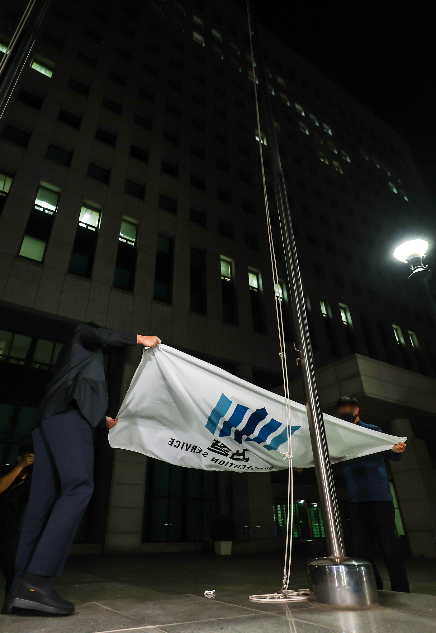 (서울=뉴스1) 김진환 기자 = 공소청 출범을 하루 앞둔 1일 서울 서초구 대검찰청에서 관계자들이 검찰 깃발을 내리고 있다. 2026.10.1/뉴스1