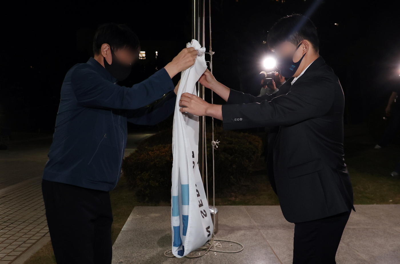 (서울=뉴스1) 김진환 기자 = 공소청 출범을 하루 앞둔 1일 서울 서초구 대검찰청에서 관계자들이 검찰 깃발을 내리고 있다. 2026.10.1/뉴스1