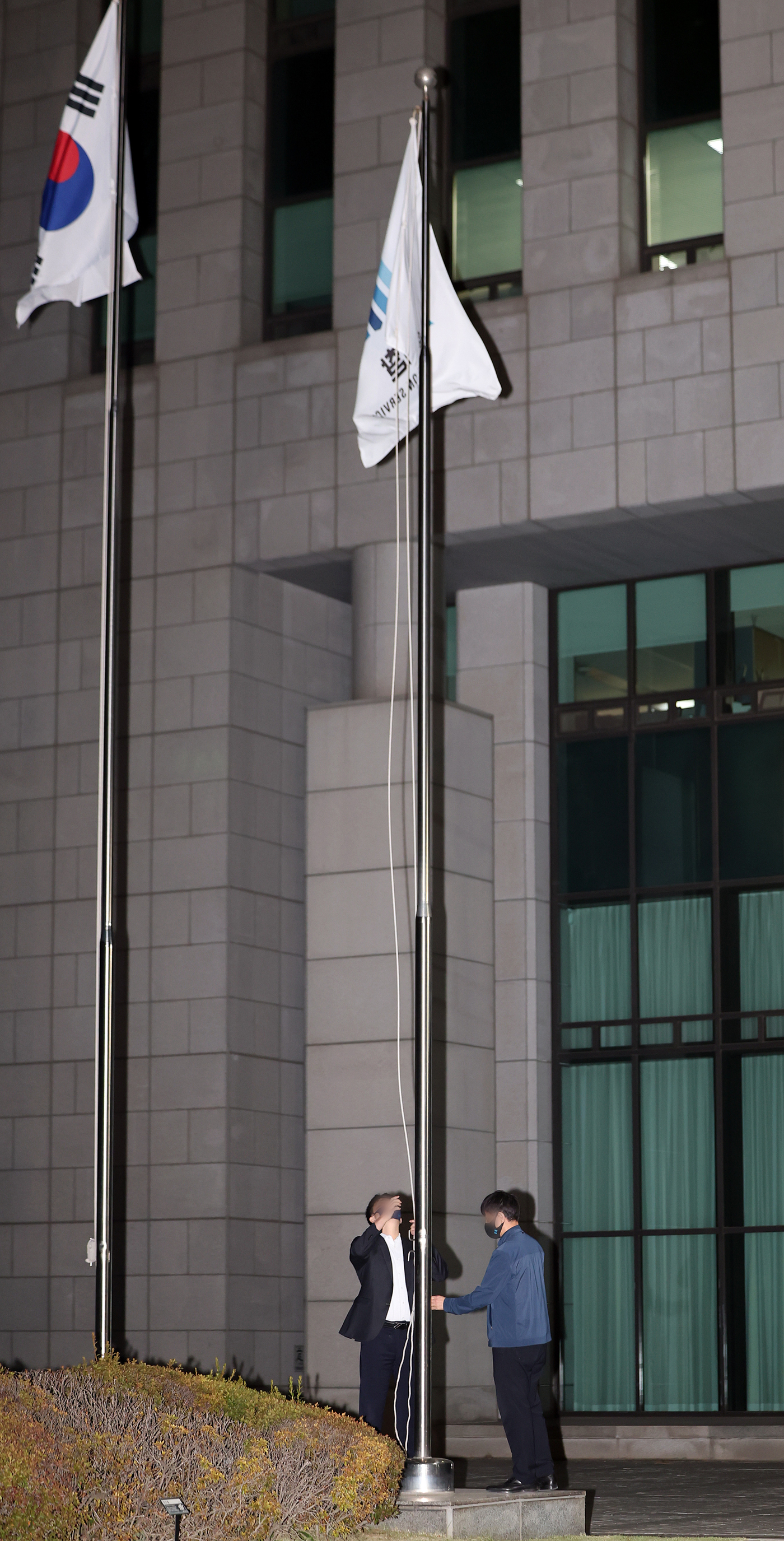 (서울=뉴스1) 김진환 기자 = 공소청 출범을 하루 앞둔 1일 서울 서초구 대검찰청에서 관계자들이 검찰 깃발을 내리고 있다. 2026.10.1/뉴스1