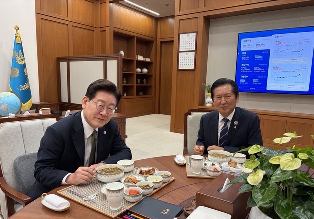李대통령, 정청래 전 대표와 4시간 만찬…강훈식 비서실장 배석