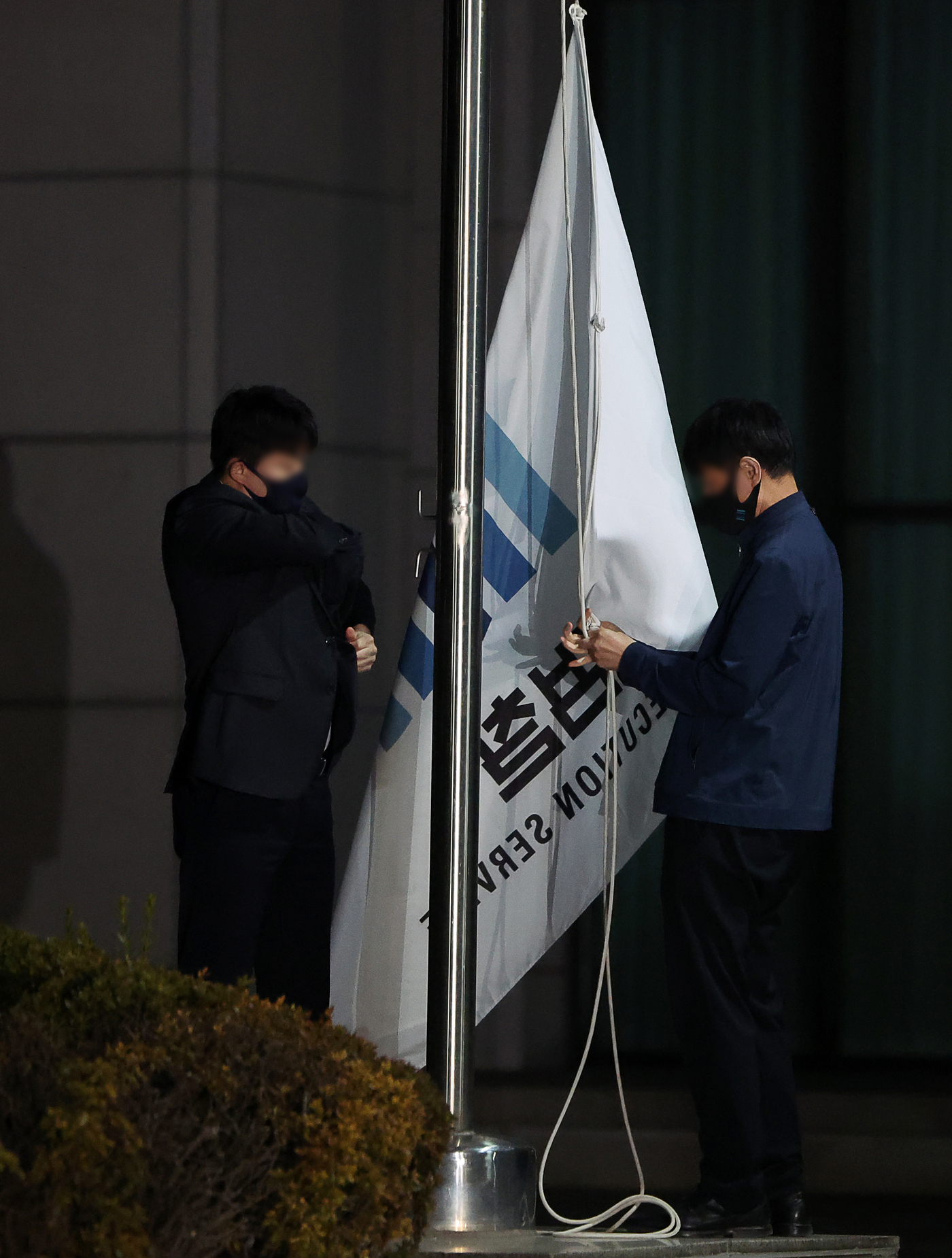 (서울=뉴스1) 김진환 기자 = 공소청 출범을 하루 앞둔 1일 서울 서초구 대검찰청에서 관계자들이 검찰 깃발을 하기하고 있다. (공동취재) 2026.10.1/뉴스1