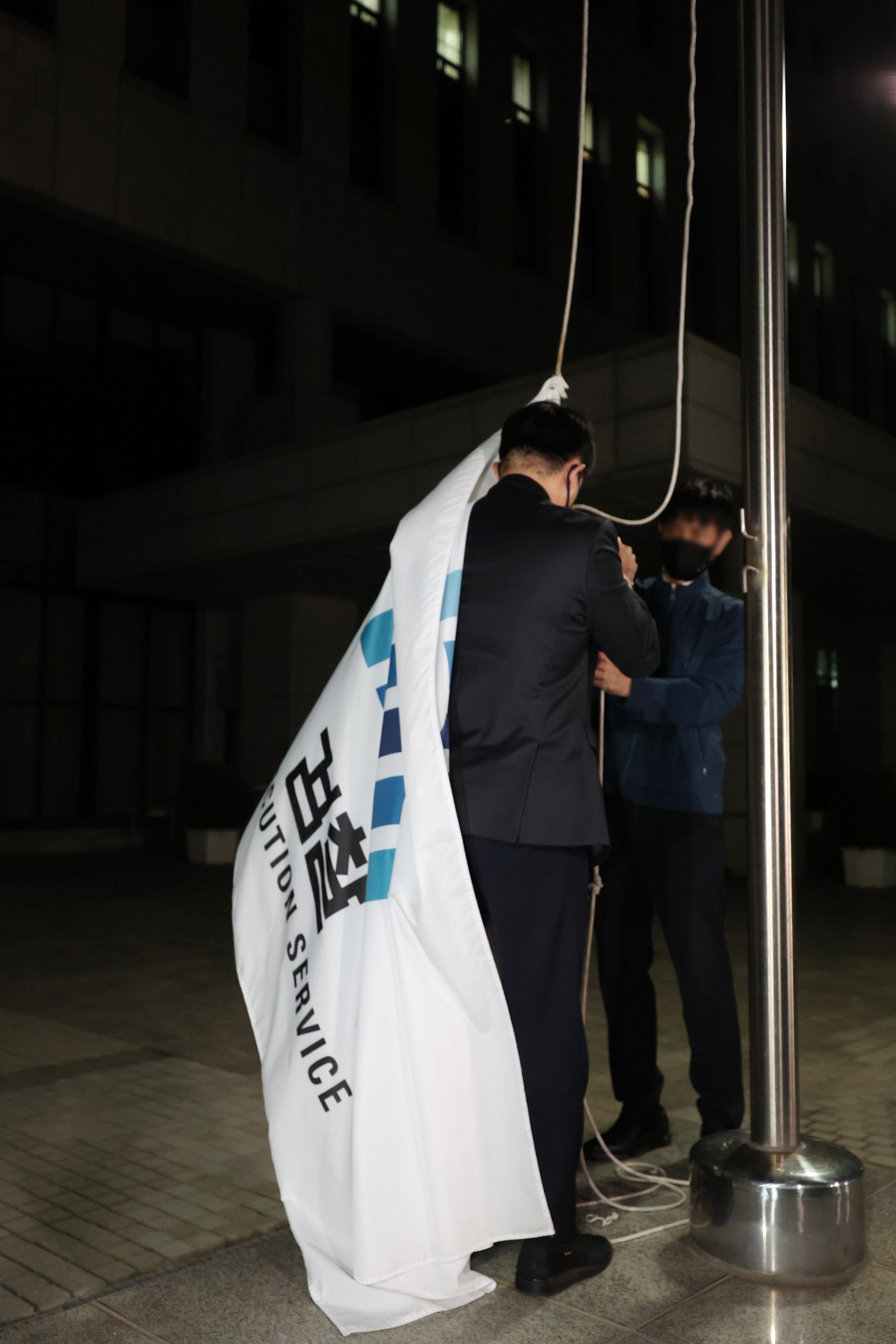 (서울=뉴스1) 김진환 기자 = 공소청 출범을 하루 앞둔 1일 서울 서초구 대검찰청에서 관계자들이 검찰 깃발을 하기하고 있다. (공동취재) 2026.10.1/뉴스1