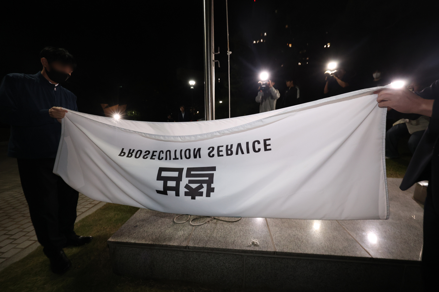(서울=뉴스1) 김진환 기자 = 공소청 출범을 하루 앞둔 1일 서울 서초구 대검찰청에서 관계자들이 검찰 깃발을 하기하고 있다. (공동취재) 2026.10.1/뉴스1