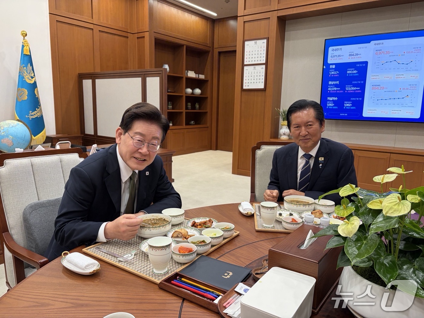 (서울=뉴스1) 허경 기자 = 이재명 대통령이 1일 청와대에서 정청래 전 더불어민주당 대표와 만찬 회동을 하고 있다. (청와대 제공. 재판매 및 DB 금지) 2026.10.1/뉴스 …