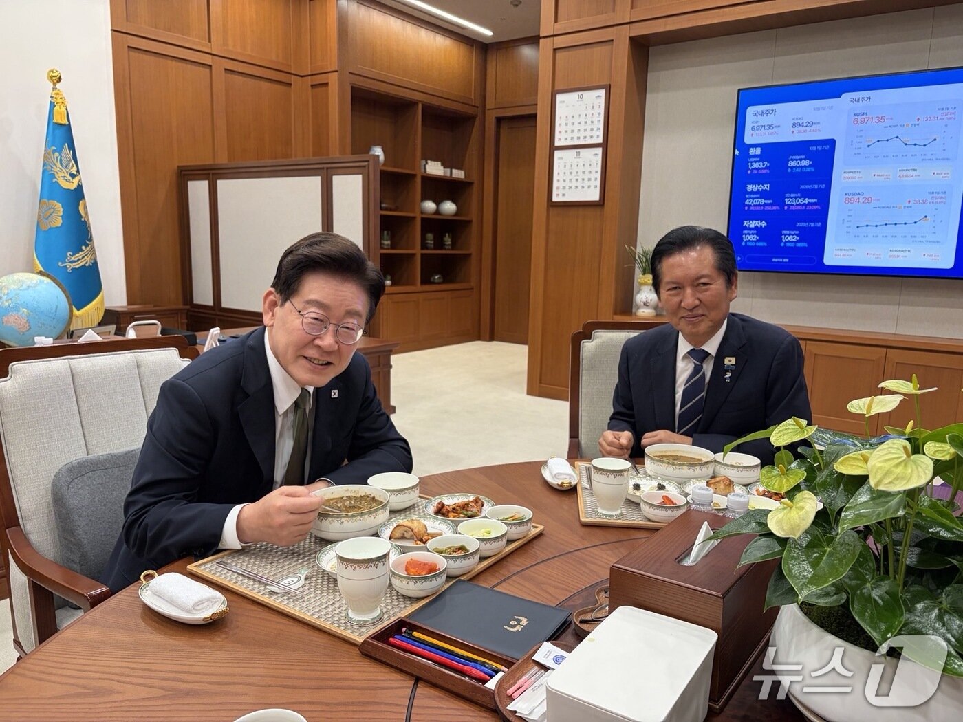 본문 이미지 - 이재명 대통령이 1일 청와대에서 정청래 전 더불어민주당 대표와 만찬 회동을 하고 있다. (청와대 제공. 재판매 및 DB 금지) 2026.10.1 ⓒ 뉴스1 허경 기자