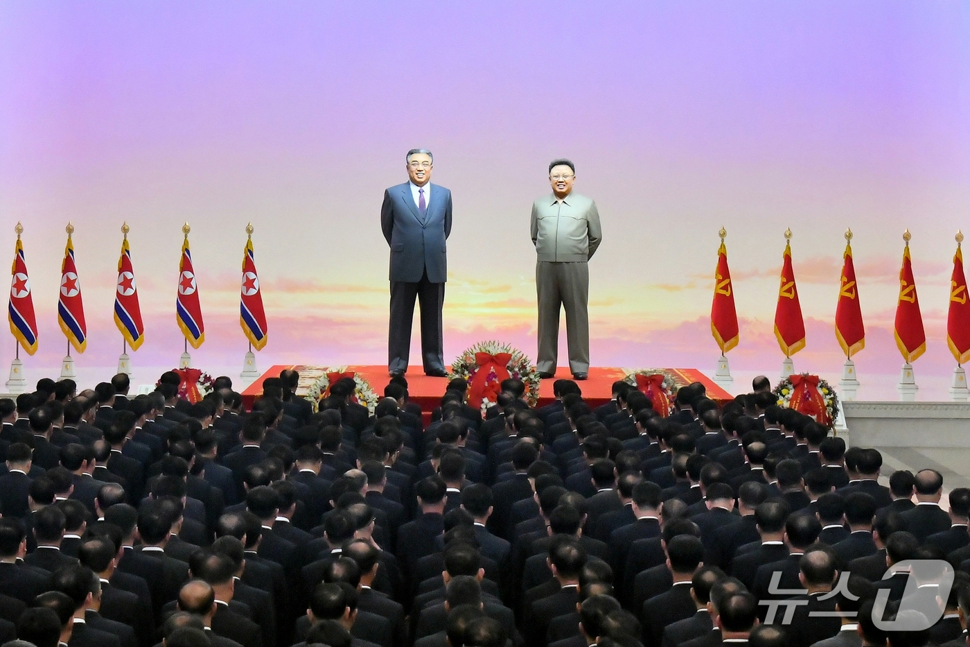 (평양 노동신문=뉴스1) = 북한 노동당 기관지 노동신문이 10일 노동당 창건일 81주년을 맞아 당의 중앙위원회 정치국 상무위원회위원 등 당중앙지도기관 성원들이 9일 금수산태양궁전 …