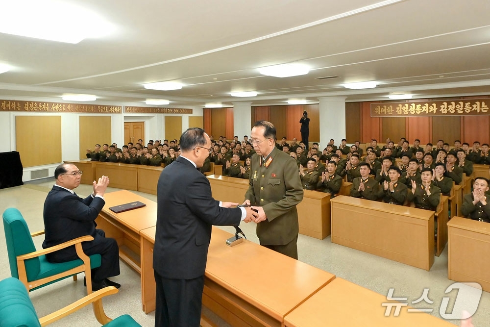 (평양 노동신문=뉴스1) = 북한 노동당 기관지 노동신문은 10일 '조국에 대한 노래' 등을 작곡한 설태성 공훈국가합창단 창작과 과장에게 김일성 상이 수여됐다고 보도했다. [국내에 …