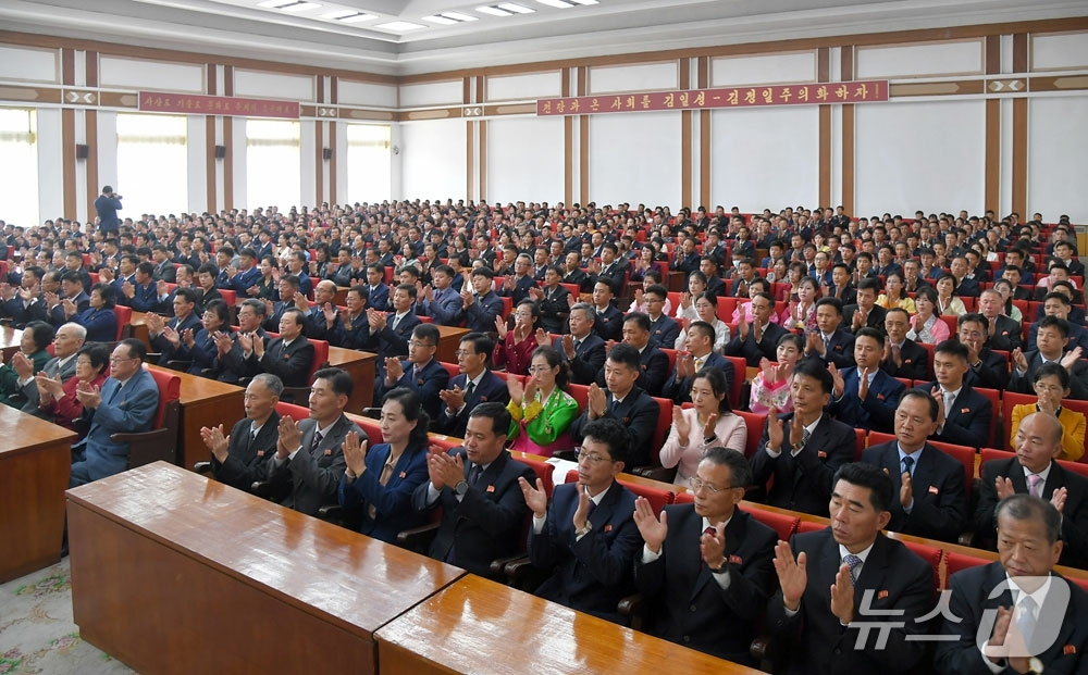 (평양 노동신문=뉴스1) = 북한 노동당 기관지 노동신문은 10일 "조선기자동맹창립 80주년 기념보고회가 9일 인민문화궁전에서 진행됐다"고 전했다. 이날 보고자로 나선 박동석 조선 …