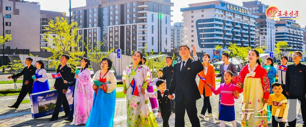 (평양 노동신문=뉴스1) = 북한 노동당 기관지 노동신문은 10일 '위대한 조선로동당이 꽃피워준 인민의 웃음'이라는 제목으로 주민들의 문화생활과 여가 활동을 소개했다. 신문은 "해 …