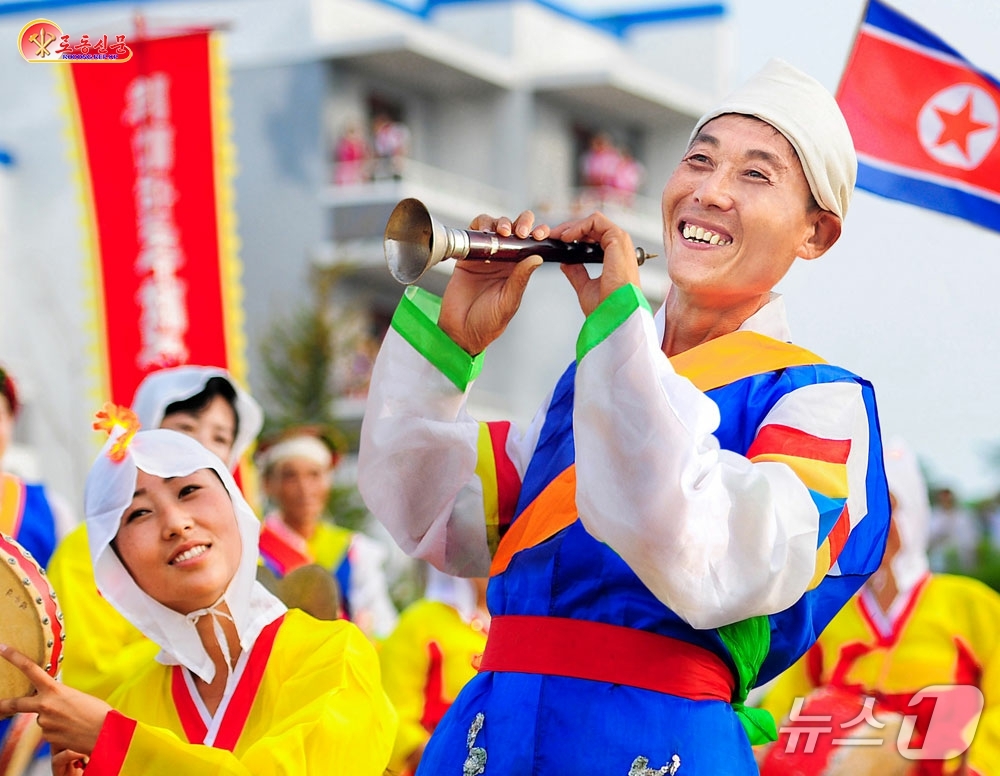 (평양 노동신문=뉴스1) = 북한 노동당 기관지 노동신문은 10일 노동당 창건일을 맞아 '위대한 조선노동당이 꽃피워준 인민의 웃음'이라는 제목으로 주민들의 여러 모습을 사진으로 보 …