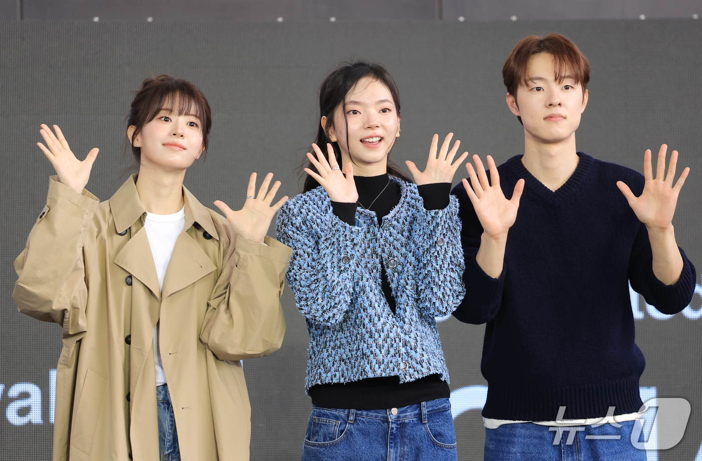 (부산=뉴스1) 권현진 기자 = 배우 전소영(왼쪽부터)와 심수빈, 김동휘가 10일 부산 해운대구 영화의전당 루프씨어터에서에서 열린 제31회 부산국제영화제 'BIFF의 발견, 빛나는 …