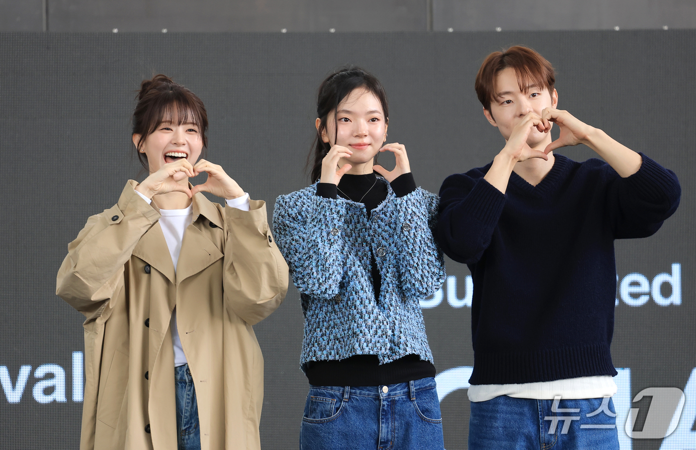 (부산=뉴스1) 권현진 기자 = 배우 전소영(왼쪽부터)와 심수빈, 김동휘가 10일 부산 해운대구 영화의전당 루프씨어터에서에서 열린 제31회 부산국제영화제 'BIFF의 발견, 빛나는 …