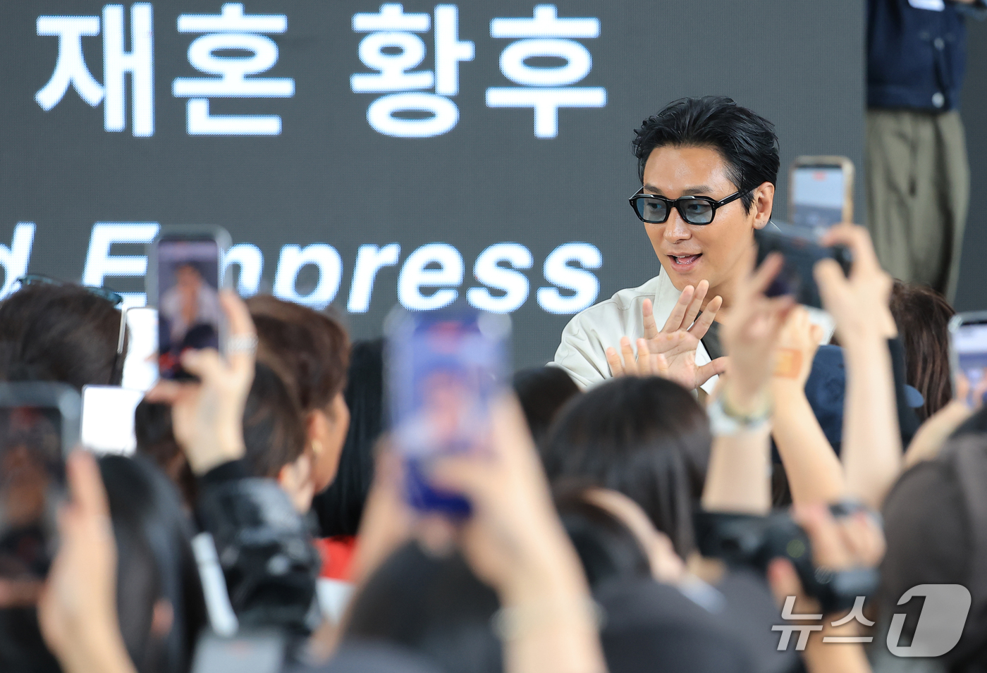 (부산=뉴스1) 권현진 기자 = 배우 주지훈이 10일 부산 해운대구 영화의전당 루프씨어터에서에서 열린 제31회 부산국제영화제 '재혼황후' 무대인사에서 객석으로 내려와 관객과 소통하 …